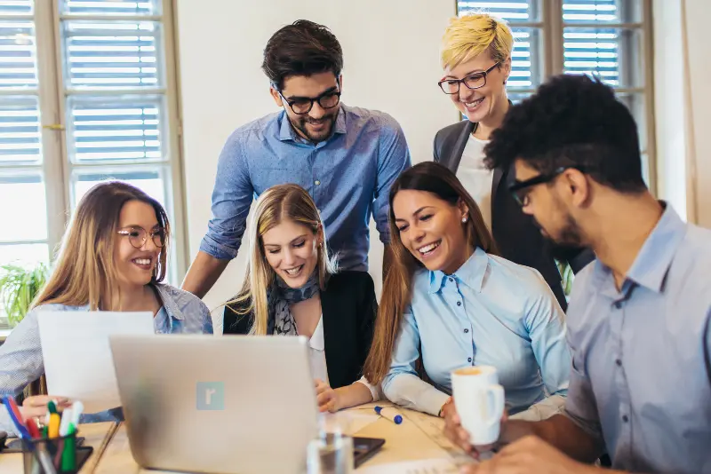 Smiling lateral hire being welcomed by new team – representing smooth onboarding and team fit